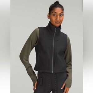 Lululemon BNWT- water repellent Fleece Lined hiking Vest- size 0 xs- black quilt